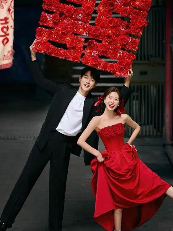 2025 New Red Bridesmaid Street - Photography Outfits 评论和价格